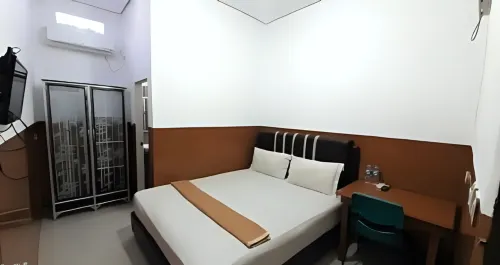 Glenys Inn Ketapang Hotels in Kantor