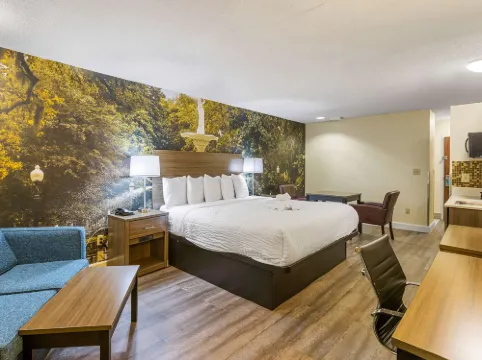 Clarion Pointe Savannah Gateway I-95