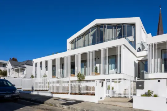 Arluxia Hotels near Auckland Domain