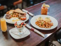 River Hotel Отели рядом с достопримечательностью «Ригли-билдинг»