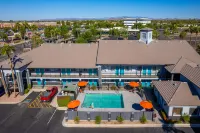 Hotel Serene Glendale Peoria, Surestay Collection by BW Hotels in Glendale