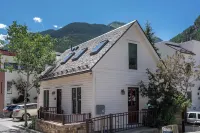 Diamondtooth Cottage by AvantStay Cottage in Historic Telluride w Ski Access Permit :16096 Отели рядом с достопримечательностью «Водопады Корнет»