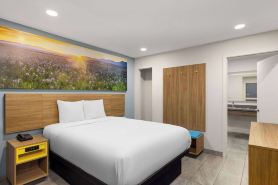 Days Inn by Wyndham Bakersfield