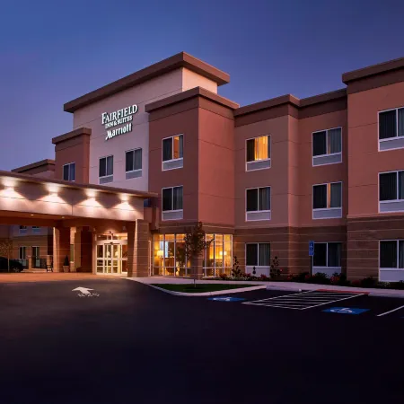 Fairfield Inn & Suites Alexandria Отели рядом с достопримечательностью «Маяк Джонс-Пойнт»