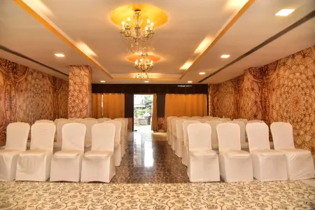 Hotel Patliputra Nirvanaa Отели рядом с достопримечательностью «Prem Watika»