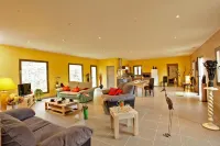 Spacieuse et Confortable Villa Avec Piscine Privée à 10mn à Pied du Centre Ville Hotels in Sarlat-la-Caneda