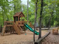 Cabin #10-Cozy log cabin nestled in the woods brief walk to Table Rock Lake Hotéis em Shell Knob