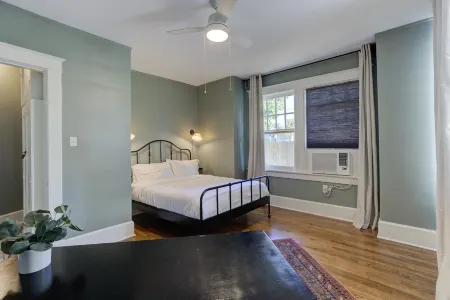 Serene and Stylish Classic Apartment in Midtown!