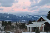 Cozy Cottage overlooking Bitterroot Valley, private setting east of Victor