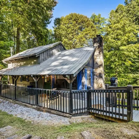 Cozy, Style, Hot Tub, Games, Perfect Location!