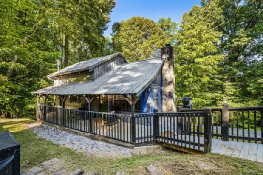 Cozy, Style, Hot Tub, Games, Perfect Location!