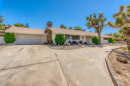 25% Off 7-Night Stay 1/2 Acre Epic Pool and Spa 2 King Beds Bunk with 2 Queens