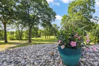 Tranquil Wooded Retreat Overlooking Truman Lake only 2 minutes from Warsaw, MO