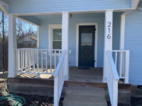 Dog friendly NON SMOKING Cottage 1 block from Town Square Hotels in Mason County