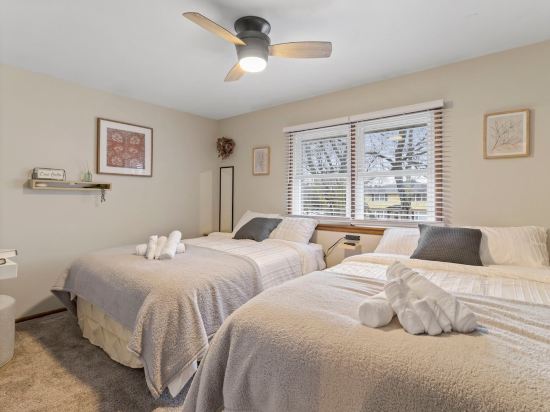 Spacious 3-BD Townhouse W/PKG 25M From Airport
