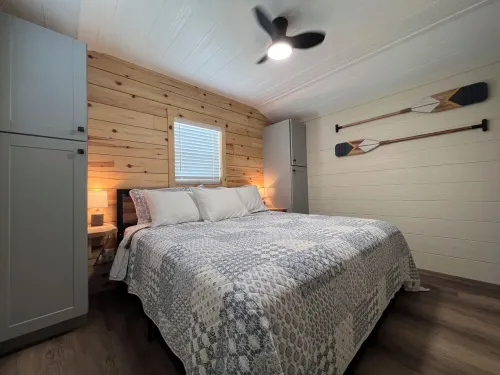 Tranquil Cabin on Lake, 1 hour east of Nashville. Nearby Waterfalls.