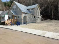 Cheerful 5 Bed/2 Bath Home < 3 blocks to Downtown