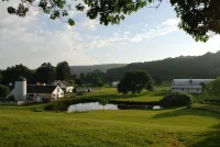 Charming Farm Abode with gourmet food and access to lake, trails & farm fun