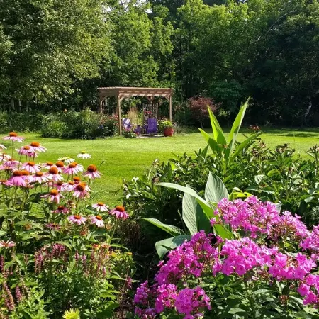 It's Here! A Restful Experience...Flx Wine Trails Garden Studio + Deck + BBQ