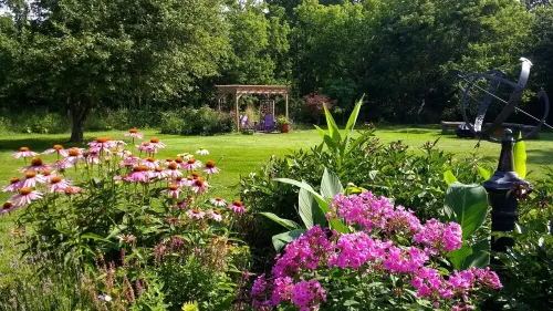 It's Here! A Restful Experience...Flx Wine Trails Garden Studio + Deck +  BBQ