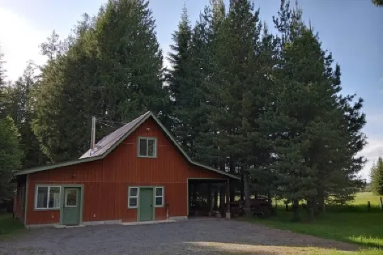 Little house in the woods, close to the lake,town and mountain.