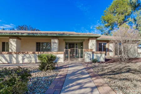 Resort Backyard w/Private Pool- Spacious Home close to Stadium & Spring Training Отели рядом с достопримечательностью «Университет Аризона Крисчен»