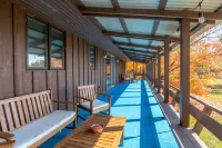 The Blu Casa - Family Home, Private Lake, 4 King Beds, 2300 sq ft, 2 patios Hôtels à : Comte de Beltrami