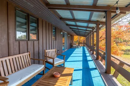 The Blu Casa - Family Home, Private Lake, 4 King Beds, 2300 sq ft, 2 patios