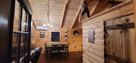 Secluded East TN Log Cabin