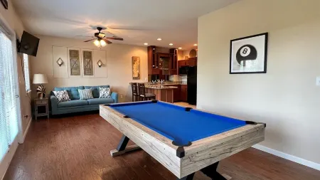 Pvt Mountain log Cabin with Views, Hot tub, pet friendly, central location