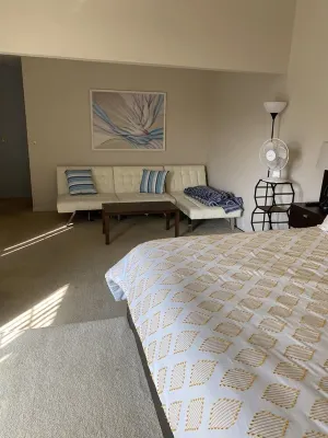 Madeira Beach Yacht Club  - best King Size Bedroom and 2min walk to beach and... Các khách sạn gần Landing Company