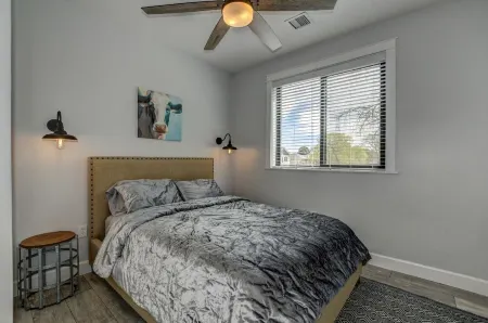 New 2 bed Hideaway, 8 minutes from Downtown Prescott Отели в г. Явапаи