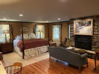 Spacious Mountain Home with Creek views. Walking distance Main Street Highlands. - 부티크