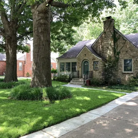 Charming and Cozy Stone Cottage Near Tulsa Expo Square and Downtown