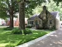 Charming and Cozy Stone Cottage Near Tulsa Expo Square and Downtown