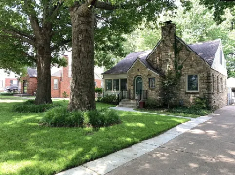 Charming and Cozy Stone Cottage Near Tulsa Expo Square and Downtown