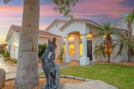 Modern Oasis for Starry Nights and Festive Lights Отели рядом с достопримечательностью «Desert Hot Springs Chamber-Commerce»