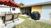 Lovely Rustic Urban Escape, near the Beach Hotels near Pine Island Crossing