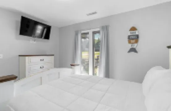 2 bedrooms, 2 baths, 1000 sq ft lodge close to the lake.