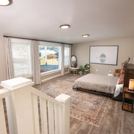 The Vintage Hideaway! Bright apartment, private yard and Starlink internet!