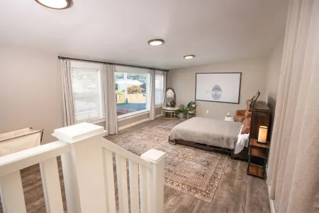 The Vintage Hideaway! Bright apartment, private yard and Starlink internet! Отели рядом с достопримечательностью «Парк Тилликум»