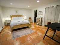 Luxe Cape Cod Farmhouse. Walk to Ellis Landing Beach! Hotels in Brewster