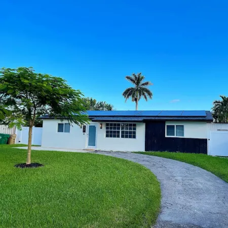 Modern lakeside pool home near hardrock and fll airport