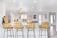 Spacious 7-bedroom 4-bathroom house in fabulous Las Vegas with AC, WiFi and Spa Hotels in South of The Strip