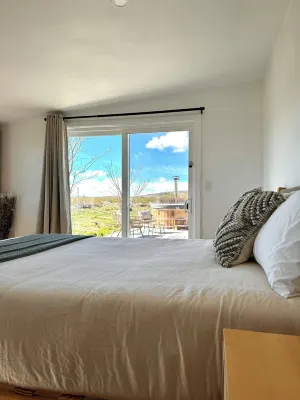 Cozy Desert Getaway with 5 acres of land and wood fired hot tub. Pet friendly! 조슈아 트리 게이트웨이 주변 호텔