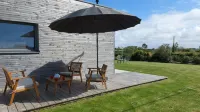 Single storey house with jacuzzi near the beach<br>Wooden frame, 4 stars Hôtels à proximité de : Sillon de Talbert