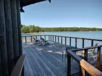 Cozy waterfront log cottage with huge outdoor living area. Hotels in South Bristol
