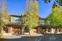 Luxury Winter Retreat in Winter Park: Steps to Main Street with Private Hot Tub 스노우블레이즈 콘도미니엄스 주변 호텔