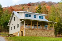 Epic Views! Immaculate Modern Cabin Just 10 Min. From Downtown!