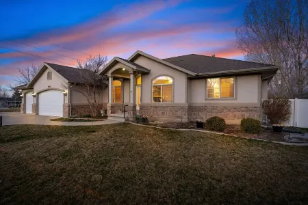 🏠Private home with hot tub. Beds for 32!